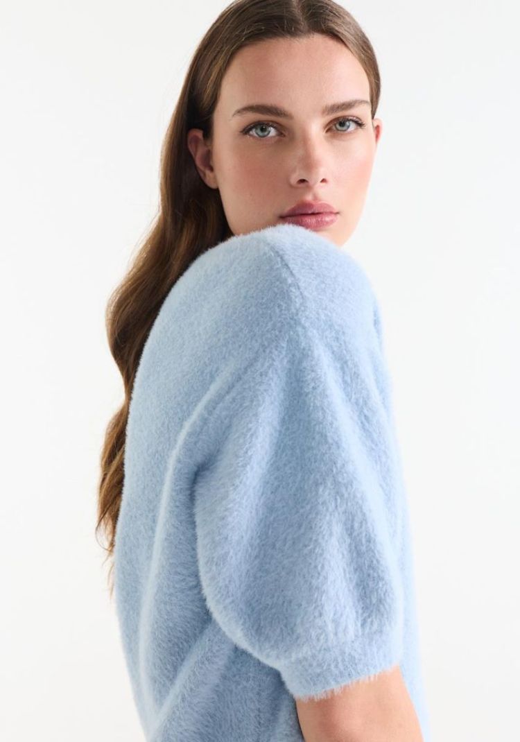  LIGHT BLUE
