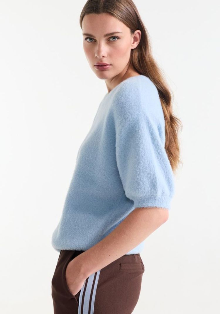  LIGHT BLUE